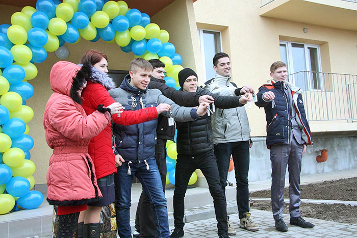 Під час урочистостей передачі ключів від квартир дітям. Фото надане автором
